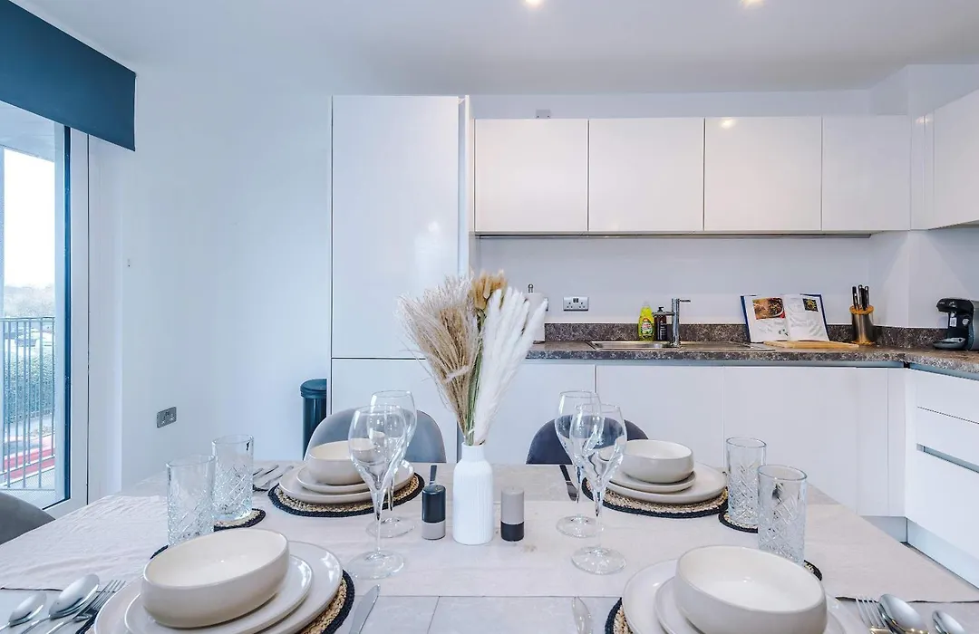 Modern 2 Bed Apartment With Balcony By Host A Home-1