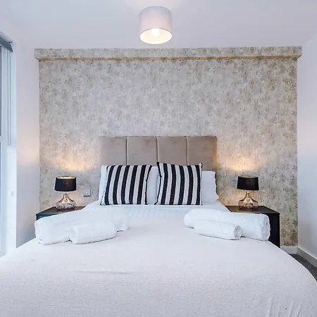 Modern 2 Bed Apartment With Balcony By Host A Home-3