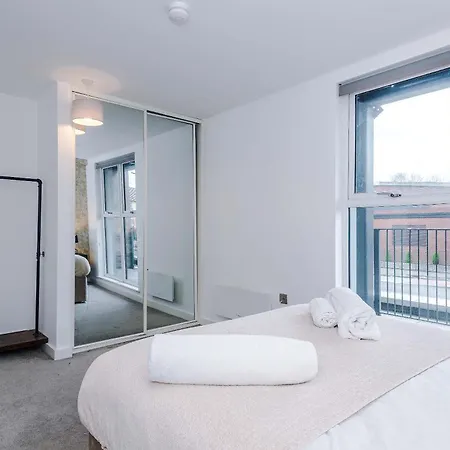 Modern 2 Bed Apartment With Balcony By Host A Home-2
