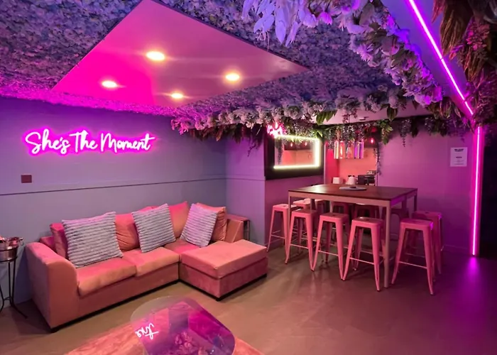 Manchester'S Only Themed Slumber Party Suite For 8 With Makeup Room